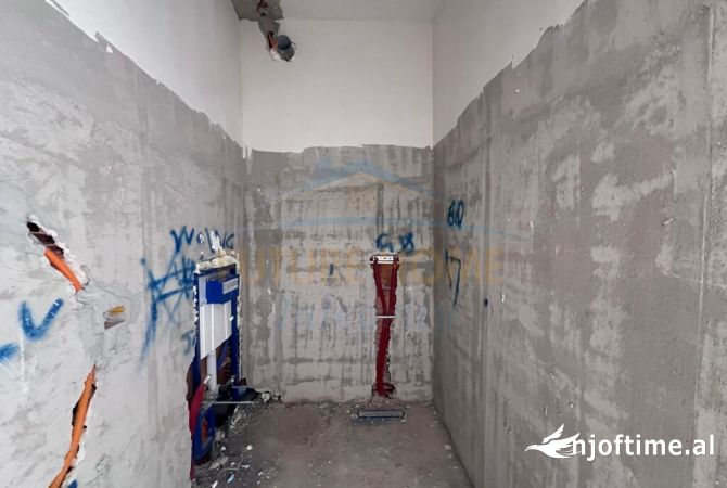 Shtepi ne shitje Apartament ne Tirane, 2+1, Mobilimi Bosh, pa mobiluar, Pagesa 177,500  Euro.