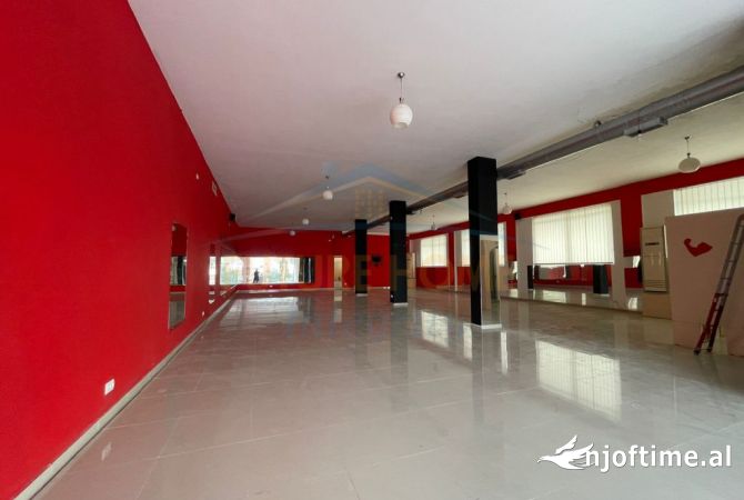 Ambient biznesi me qera 3+1 ne Tirane - 1,000 Euro