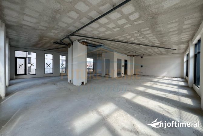 Ambiente Commerciale in Affitto 1+1 a Tirana - 2,500 Euro