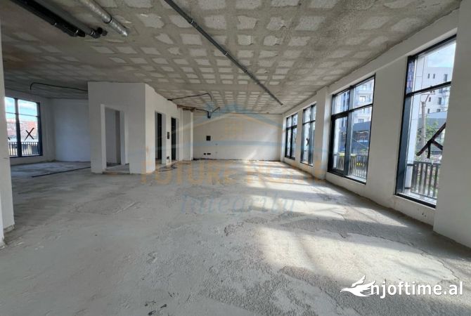 Ambiente Commerciale in Affitto 1+1 a Tirana - 2,500 Euro