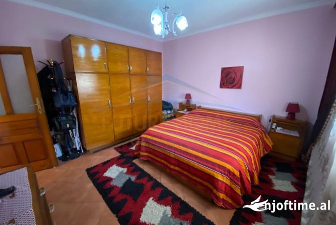 Shtepi ne shitje Shtepi Private ne Tirane, 3+1, Mobilimi E mobiluar, Pagesa 250,000  Euro.