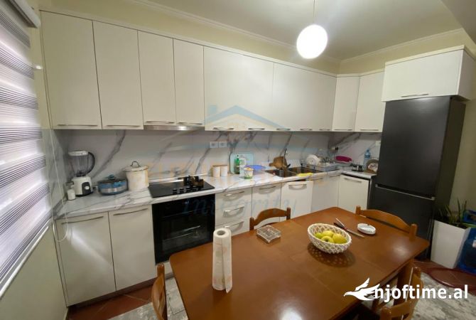 Shtepi ne shitje Shtepi Private ne Tirane, 4+1, Mobilimi E mobiluar, Pagesa 250,000  Euro.