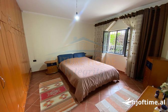 Shtepi ne shitje Shtepi Private ne Tirane, 4+1, Mobilimi E mobiluar, Pagesa 250,000  Euro.