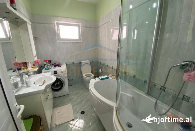 Shtepi ne shitje Shtepi Private ne Tirane, 4+1, Mobilimi E mobiluar, Pagesa 250,000  Euro.