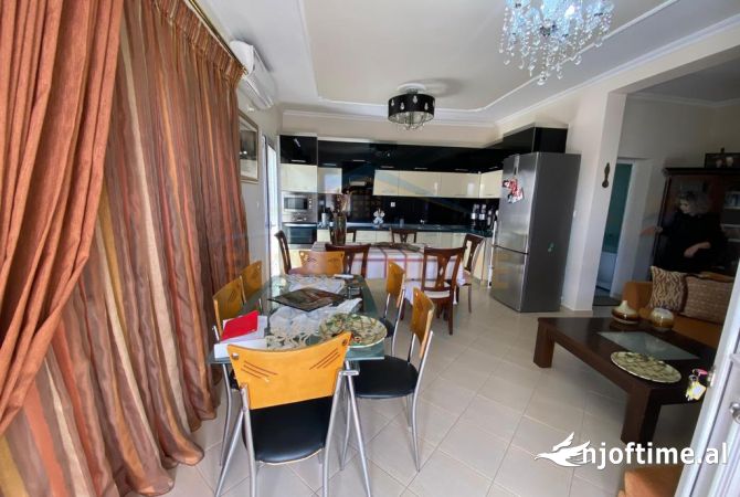 Shtepi ne shitje Shtepi Private ne Tirane, 4+1, Mobilimi E mobiluar, Pagesa 250,000  Euro.