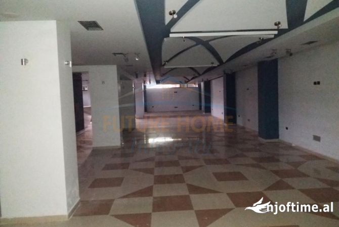 Ambiente Commerciale in Vendita 1+1 a Lushnja - 250,000 Euro