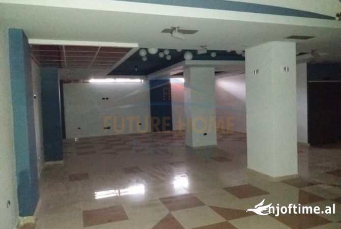 Ambiente Commerciale in Vendita 1+1 a Lushnja - 250,000 Euro