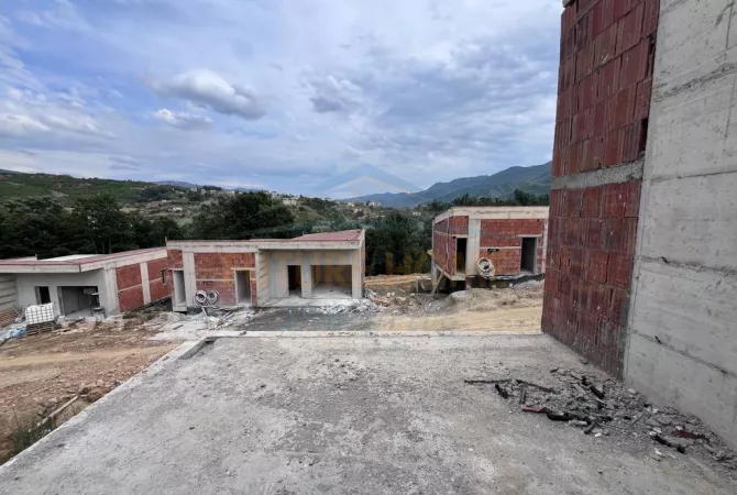 Shtepi ne shitje Apartament ne Tirane, 3+1, Mobilimi Bosh, pa mobiluar, Pagesa 498,000  Euro.