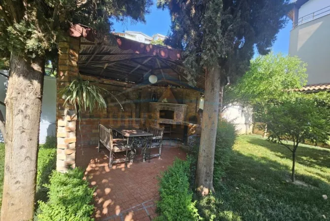 Shtepi me qera Apartament ne Tirane, 3+1, Mobilimi E mobiluar, Pagesa 800  Euro.