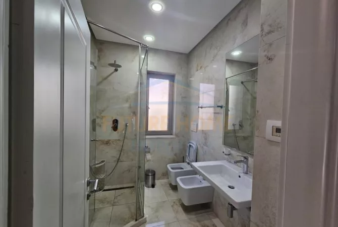 Shtepi me qera Apartament ne Tirane, 3+1, Mobilimi E mobiluar, Pagesa 800  Euro.