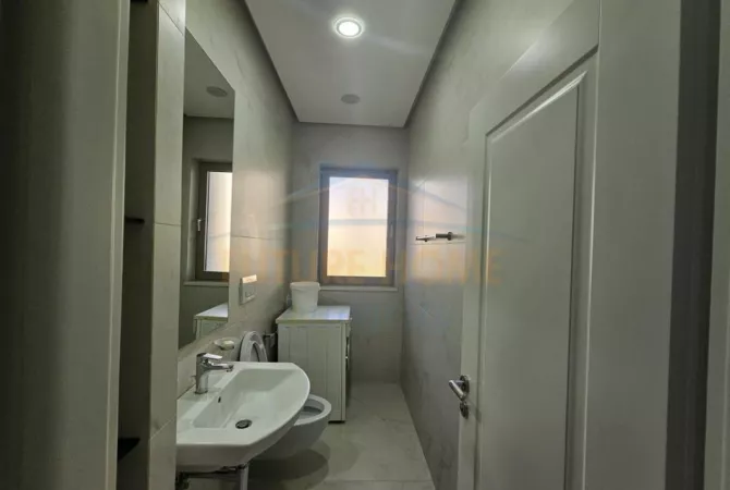 Shtepi me qera Apartament ne Tirane, 3+1, Mobilimi E mobiluar, Pagesa 800  Euro.