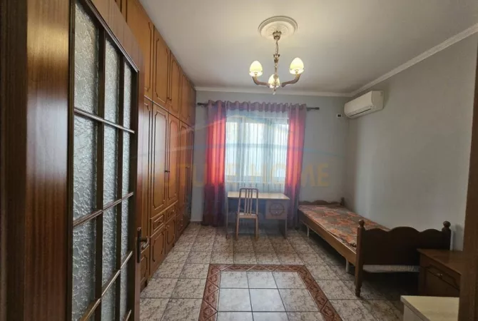 Shtepi me qera Apartament ne Tirane, 3+1, Mobilimi E mobiluar, Pagesa 800  Euro.