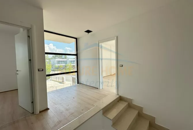 Luxury villas for sale in Durres 4+1, Emty