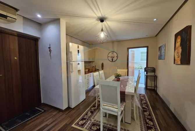 Shtepi me qera Apartament ne Tirane, 4+1, Mobilimi E mobiluar, Pagesa 800  Euro.