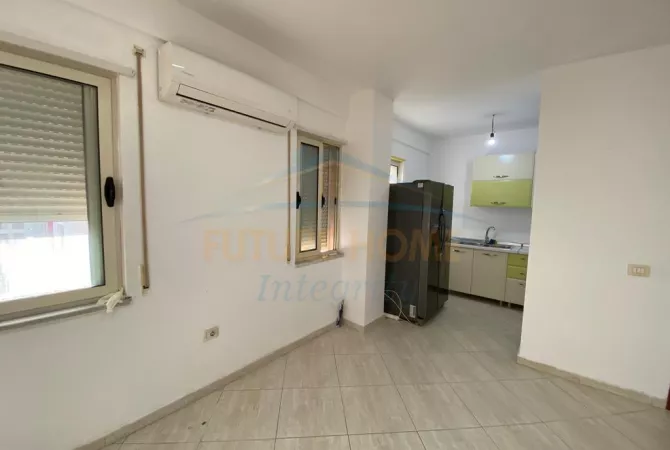 Ambiente Commerciale in Affitto 3+1 a Tirana - 600 Euro