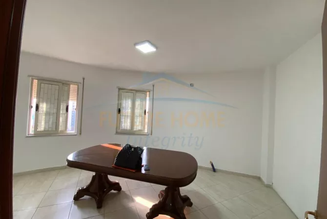 Qera, Apartament 2+1+2 per Zyra, Bulevardi i Ri, Tirane.