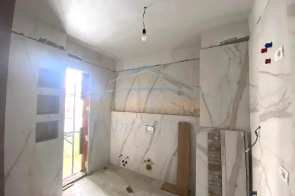 Shtepi ne shitje Apartament ne Tirane, 1+1, Mobilimi Bosh, pa mobiluar, Pagesa 136,000  Euro.