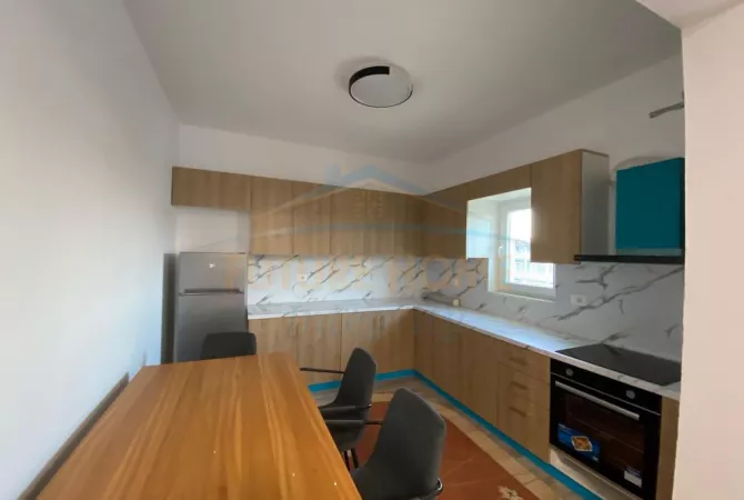 Shtepi me qera Apartament ne Tirane, 3+1, Mobilimi E mobiluar, Pagesa 700  Euro.