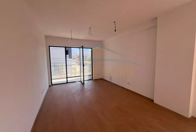 Shtepi ne shitje Apartament ne Tirane, 3+1, Mobilimi Bosh, pa mobiluar, Pagesa 190,148  Euro.