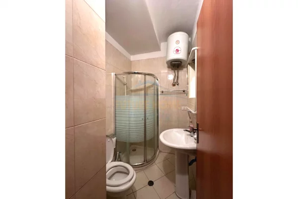 Shtepi me qera Apartament ne Tirane, 3+1, Mobilimi Pjeserisht e mobiluar, Pagesa 1,200  Euro.