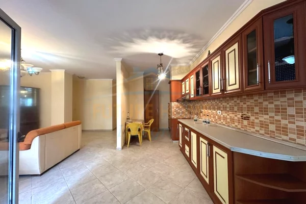 Shtepi me qera 3+1 ne Tirane - 1,200 Euro
