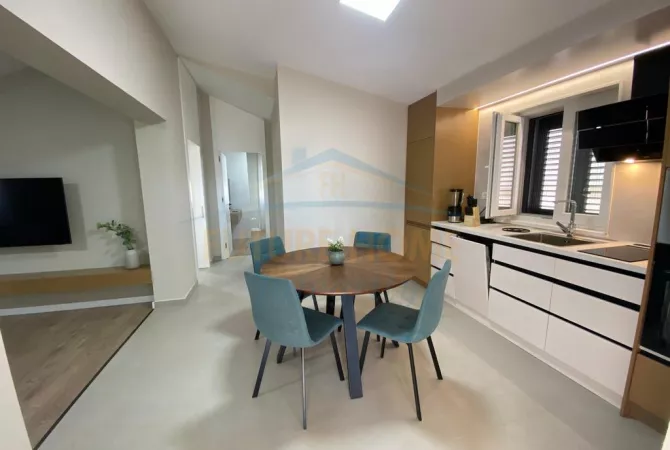 Shtepi me qera Apartament ne Tirane, 2+1, Mobilimi E mobiluar, Pagesa 1,000  Euro.