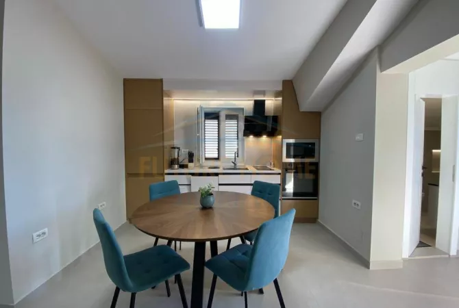 Shtepi me qera Apartament ne Tirane, 2+1, Mobilimi E mobiluar, Pagesa 1,000  Euro.