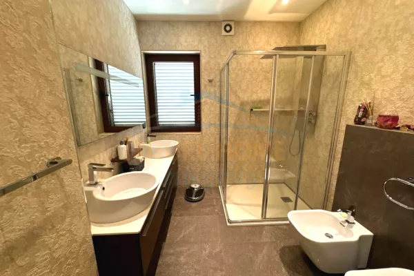 Shtepi me qera Apartament ne Tirane, 2+1, Mobilimi E mobiluar, Pagesa 2,000  Euro.