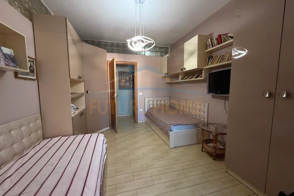 Shtepi ne shitje Apartament ne Tirane, 2+1, Mobilimi E mobiluar, Pagesa 219,000  Euro.