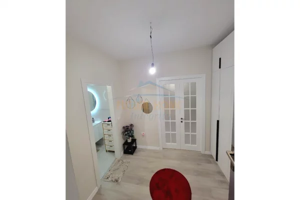 Shtepi ne shitje Apartament ne Tirane, 1+1, Mobilimi E mobiluar, Pagesa 180,000  Euro.