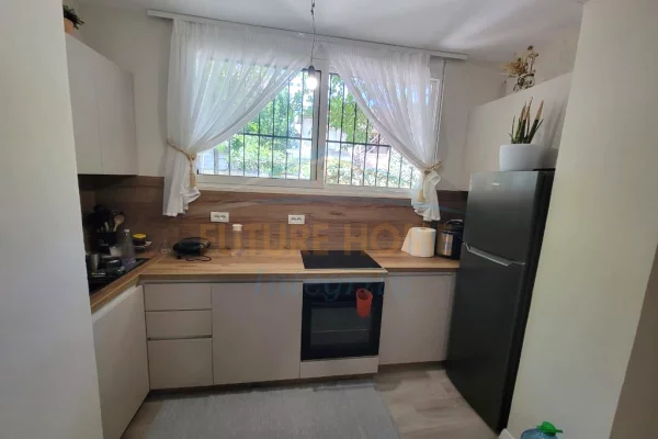 Shtepi ne shitje Apartament ne Tirane, 1+1, Mobilimi E mobiluar, Pagesa 180,000  Euro.