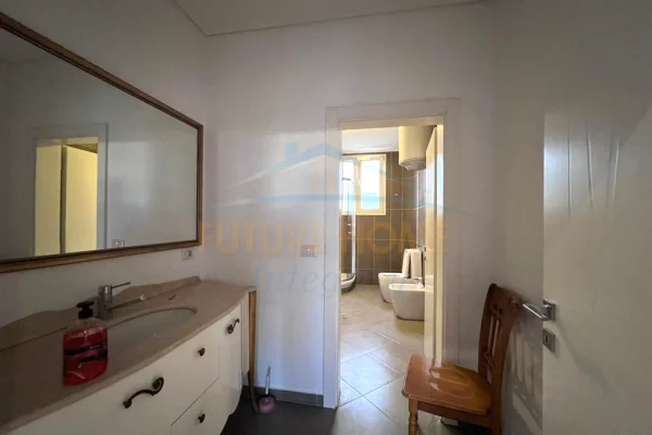 Shtepi me qera Shtepi Private ne Tirane, 5+1, Mobilimi E mobiluar, Pagesa 1,500  Euro.