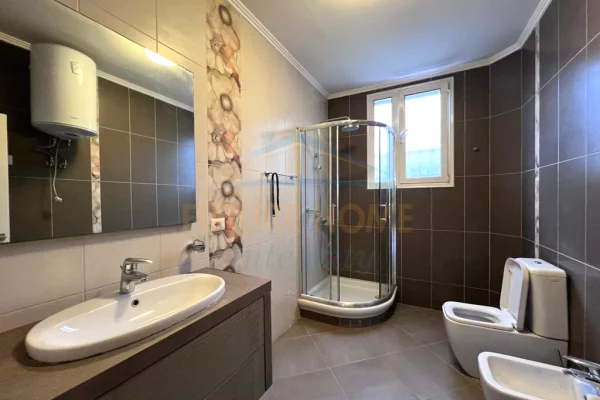 Shtepi me qera 5+1 ne Tirane - 1,800 Euro