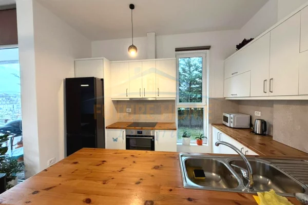 Shtepi me qera Apartament ne Tirane, 3+1, Mobilimi E mobiluar, Pagesa 2,000  Euro.