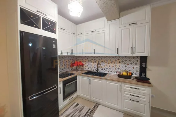 Shtepi ne shitje Apartament ne Tirane, 1+1, Mobilimi E mobiluar, Pagesa 145,000  Euro.