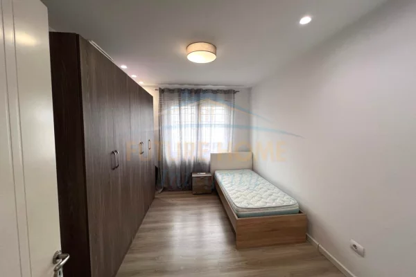 Shtepi me qera Apartament ne Tirane, 3+1, Mobilimi E mobiluar, Pagesa 1,300  Euro.