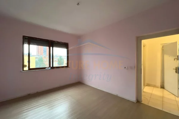 Shtepi ne shitje Apartament ne Tirane, 2+1, Mobilimi Bosh, pa mobiluar, Pagesa 168,000  Euro.