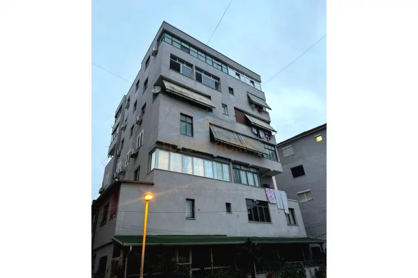 Shitet, Apartament 1+1, 21 Dhjetori, Tiranë.pranë kryqëzimit.