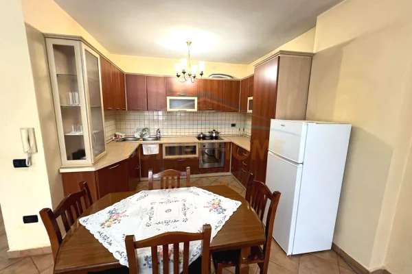 Shtepi me qera Apartament ne Tirane, 2+1, Mobilimi E mobiluar, Pagesa 700  Euro.