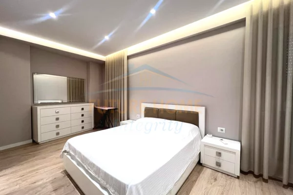 Shtepi me qera Apartament ne Tirane, 3+1, Mobilimi E mobiluar, Pagesa 2,000  Euro.