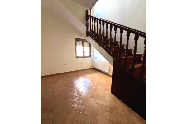 Shtepi me qera Apartament ne Tirane, 3+1, Mobilimi Bosh, pa mobiluar, Pagesa 1,000  Euro.