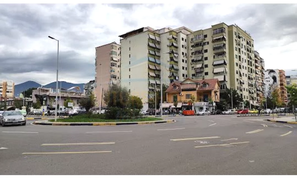 Qera, Ambient Biznesi, Komuna e Parisit, Tirane.  prane Kompleksit Niku.