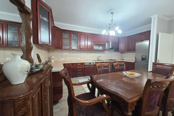 Shtepi me qera Apartament ne Tirane, 2+1, Mobilimi E mobiluar, Pagesa 680  Euro.