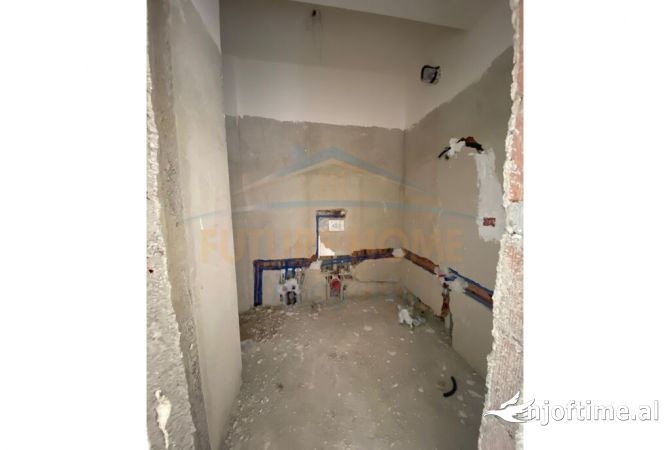 Shtepi ne shitje Apartament ne Tirane, 2+1, Mobilimi Bosh, pa mobiluar, Pagesa 149,640  Euro.