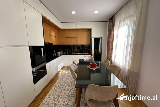 Shtepi ne shitje Apartament ne Tirane, 3+1, Mobilimi E mobiluar, Pagesa 270,000  Euro.