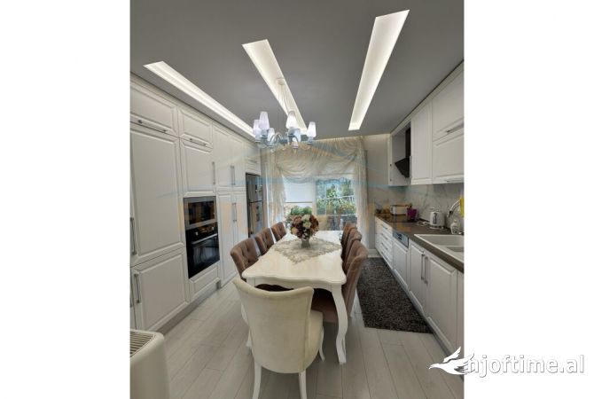 Shtepi me qera Apartament ne Tirane, 3+1, Mobilimi E mobiluar, Pagesa 1,300  Euro.