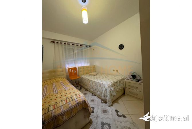 Shtepi ne shitje Apartament ne Tirane, 3+1, Mobilimi E mobiluar, Pagesa 180,000  Euro.