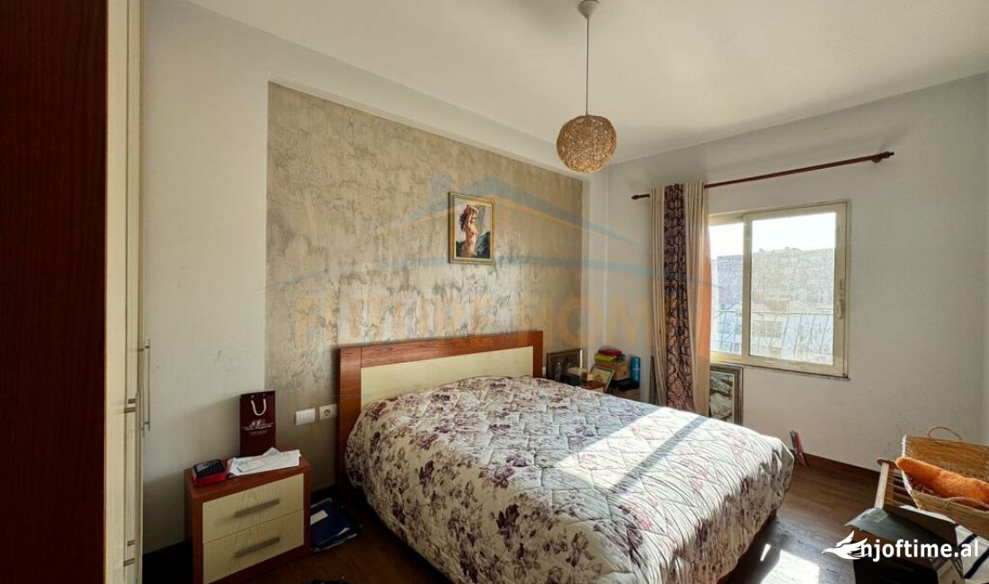 Shtepi ne shitje Apartament ne Tirane, 2+1, Mobilimi E mobiluar, Pagesa 130,000  Euro.