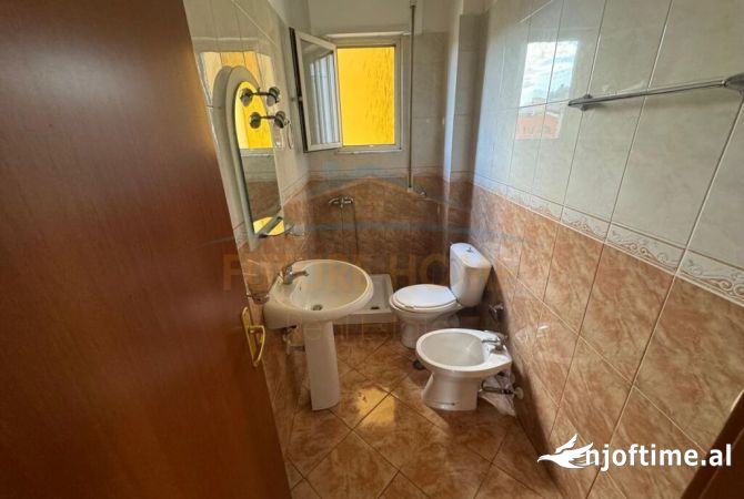 Shtepi me qera Apartament ne Tirane, 2+1, Mobilimi Pjeserisht e mobiluar, Pagesa 450  Euro.