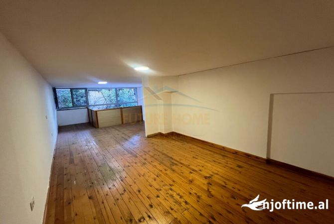 Shitet , Ambjent Biznesi Shkolla e Kuqe , Tirane 